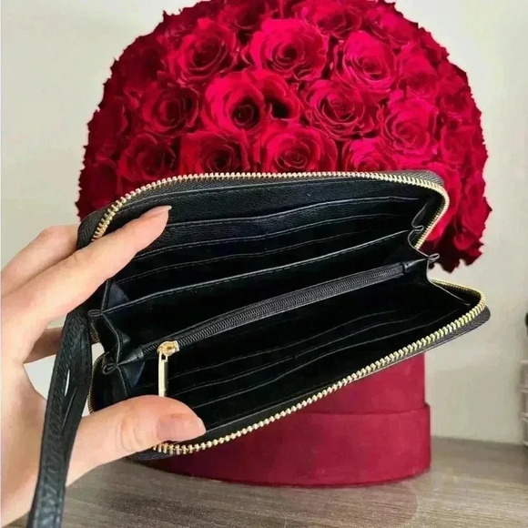 NWT Wallet Large Zip around wristlet - Picture 4 of 4